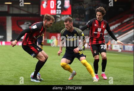 Jack Stacey (à gauche) et Rodrigo Riquelme, de l'AFC Bournemouth, se battent pour le ballon, tandis que Josh Tymon, de Stoke City, se battait pour le ballon lors du championnat Sky Bet au stade Vitality, à Bournemouth. Date de la photo: Samedi 8 mai 2021. Banque D'Images