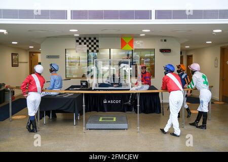 Des jockeys se rassemblent dans la salle de pesée avant la première course pendant le week-end de course de Tote+ May 2021 à l'hippodrome d'Ascot. Date de la photo: Samedi 8 mai 2021. Voir PA Story RACING Ascot. Le crédit photo devrait se lire comme suit : Alan Crowhurst/PA Wire. RESTRICTIONS : l'utilisation est soumise à des restrictions. Utilisation éditoriale uniquement, aucune utilisation commerciale sans le consentement préalable du détenteur des droits. Banque D'Images