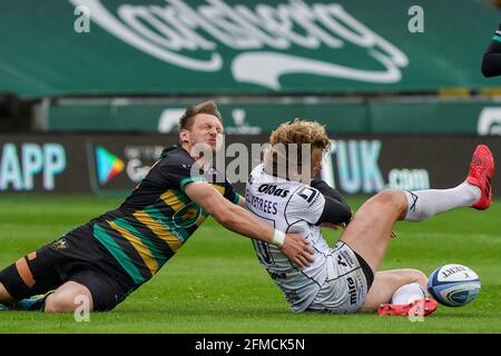 Northampton, Royaume-Uni. 08 mai 2021. DaN Biggar #10 de Northampton Saints est pris par Billy Twelvetrees #10 de Gloucester Rugby dans un cratching à Northampton, Royaume-Uni le 5/8/2021. (Photo de Richard Washbrooke/News Images/Sipa USA) crédit: SIPA USA/Alay Live News Banque D'Images