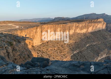 Jebel Shams, le Grand Canyon d'Arabie. Région d'Al Dahiliyah, Oman. Photographe à distance au travail Banque D'Images