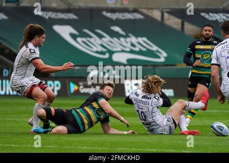 DaN Biggar #10 de Northampton Saints est pris par Billy Twelvetrees #10 de Gloucester Rugby dans un cratching et doit être remplacé Banque D'Images