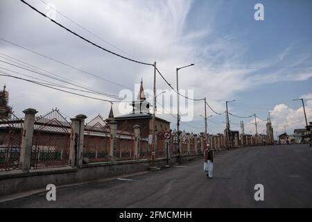 Srinagar, Inde. 07e mai 2021. 7 mai 2021 : un homme marche dans la rue déserte à l'extérieur de la grande mosquée du Cachemire pendant le confinement de Covid-19 le dernier vendredi du Ramadan à Srinagar, dans le Cachemire administré par l'Inde, le 07 mai 2021. Des milliers de personnes assistent aux prières les jours normaux chaque année en raison de Covid-19 toutes les mosquées principales ont été fermées. Crédit : ZUMA Press, Inc./Alay Live News Banque D'Images