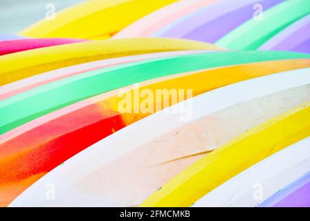 Détail de deux rangées de planches de surf empilées colorées avec du jaune et blanc et vert Banque D'Images