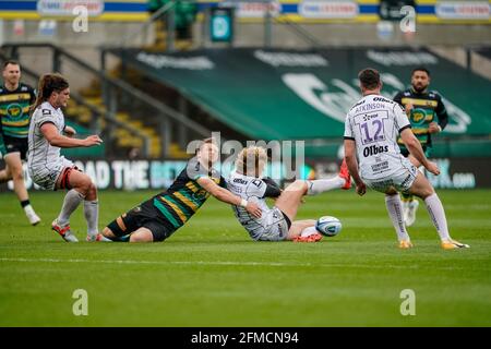 8 mai 2021 ; Franklin Gardens, Northampton, East Midlands, Angleterre ; Premier ministre Rugby Union, Northampton Saints contre Gloucester; Dan Biggar de Northampton Saints se blesse à la tête alors qu'il se heurte à Billy Twelvetrees de Gloucester Banque D'Images