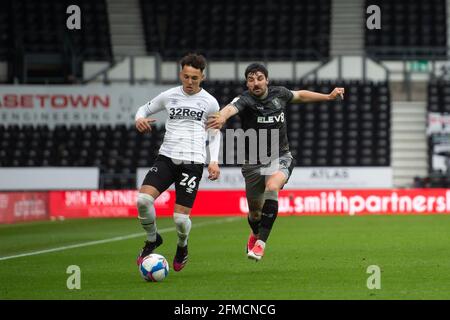 DERBY, ROYAUME-UNI. 8 MAI. Lee Buchanan, du comté de Derby, combat mercredi avec Callum Paterson, de Sheffield, lors du match de championnat Sky Bet entre le comté de Derby et Sheffield mercredi, à Pride Park, Derby, le samedi 8 mai 2021. (Credit: Pat Scaasi | MI News) Credit: MI News & Sport /Alay Live News Banque D'Images