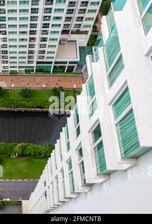 Vue depuis un gratte-ciel sur l'architecture de la station balnéaire de Bangkok Thaïlande. Banque D'Images