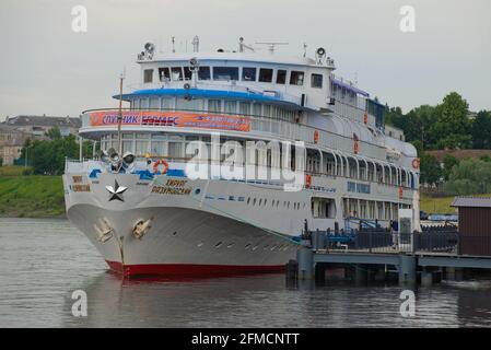 UGLICH, RUSSIE - 16 JUILLET 2017 : gros plan du bateau de croisière 'Surgeon Razumovsky' à l'embarcadère de la ville d'Uglich Banque D'Images