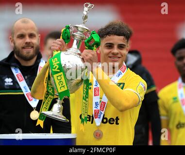 Le Max Aarons de Norwich City célèbre avec le trophée après le match du championnat Sky Bet au stade Oakwell, Barnsley. Date de la photo: Samedi 8 mai 2021. Banque D'Images