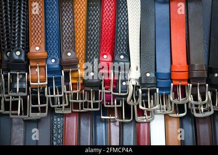 FLORENCE, ITALIE - 19 SEPTEMBRE 2017 : gros plan sur des ceintures en cuir multicolores. Marché de la ville de Florence Banque D'Images