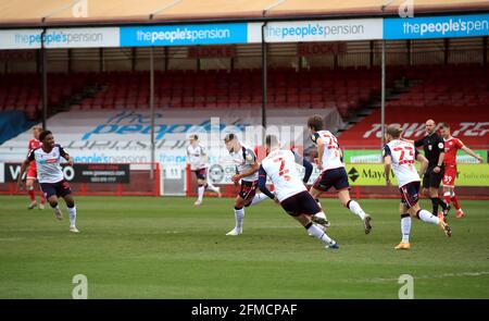 Antoni Sarcevic, de Bolton Wanderers, célèbre le premier but de son équipe lors du match Sky Bet League Two au People's Pension Stadium, Crawley. Date de la photo: Samedi 8 mai 2021. Banque D'Images