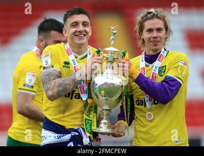 Jordan Hugill de Norwich City (à gauche) et Todd Cantwell de Norwich City célèbrent avec le trophée après le match du championnat Sky Bet au stade Oakwell, Barnsley. Date de la photo: Samedi 8 mai 2021. Banque D'Images