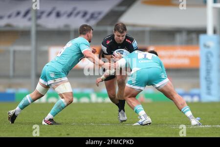 Ollie Devoto (au centre) des chefs Exeter, affrontée par Sam Lewis (à gauche) des Warriors de Worcester et Ethan Waller lors du match Gallagher Premiership à Sandy Park, Exeter. Date de la photo: Samedi 8 mai 2021. Banque D'Images