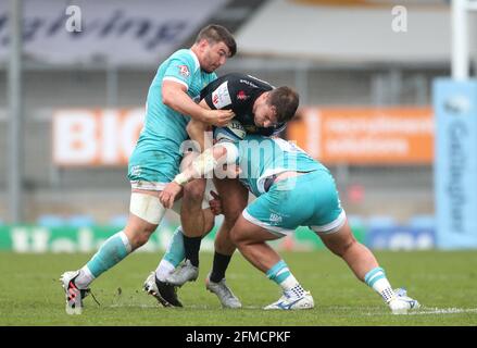 Ollie Devoto (au centre) des chefs Exeter, affrontée par Sam Lewis (à gauche) des Warriors de Worcester et Ethan Waller lors du match Gallagher Premiership à Sandy Park, Exeter. Date de la photo: Samedi 8 mai 2021. Banque D'Images