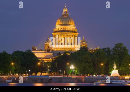 SAINT-PÉTERSBOURG, RUSSIE - 21 AVRIL 2018 : la cathédrale Saint-Isaac dans l'illumination nocturne en gros plan dans la soirée de mai Banque D'Images
