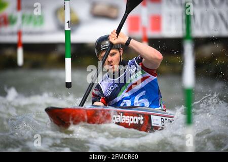 Ivrea, Turin, Italie. 8 mai 2021. Championnat d'Europe de canoë-slalom 2021 de l'ECA (et qualification olympique). Dans la photo Christopher BOWERS (GBR). Damiano Benedetto/ Alamy Live News Banque D'Images