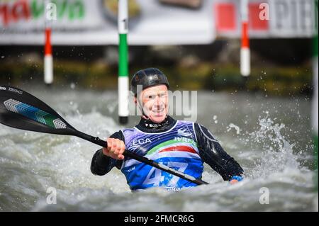 Ivrea, Turin, Italie. 8 mai 2021. Championnat d'Europe de canoë-slalom 2021 de l'ECA (et qualification olympique). Sur la photo Alistar MCCREERY (IRL). Damiano Benedetto/ Alamy Live News Banque D'Images