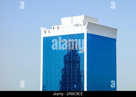 Dubaï, Émirats arabes Unis, 7 avril 2019. Nettoyeurs de fenêtres sur une tour de Dubaï Banque D'Images