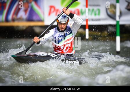 Ivrea, Turin, Italie. 8 mai 2021. Championnat d'Europe de canoë-slalom 2021 de l'ECA (et qualification olympique). Sur la photo Elena APEL (GER). Damiano Benedetto/ Alamy Live News Banque D'Images