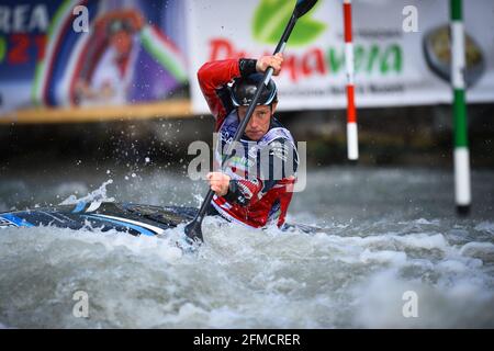 Ivrea, Turin, Italie. 8 mai 2021. Championnat d'Europe de canoë-slalom 2021 de l'ECA (et qualification olympique). Sur la photo Fiona PENNIE (GBR). Damiano Benedetto/ Alamy Live News Banque D'Images