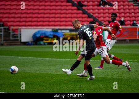 Bristol, Royaume-Uni. 08 mai 2021. Marcus Forss de Brentford avec un coup de feu sur le but du championnat EFL Skybet, Bristol City et Brentford au stade Ashton Gate à Bristol, Avon, le samedi 8 mai 2021. Cette image ne peut être utilisée qu'à des fins éditoriales. Utilisation éditoriale uniquement, licence requise pour une utilisation commerciale. Aucune utilisation dans les Paris, les jeux ou les publications d'un seul club/ligue/joueur. photo de Lewis Mitchell/Andrew Orchard sports Photography/Alamy Live News crédit: Andrew Orchard sports Photography/Alamy Live News Banque D'Images