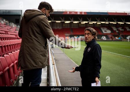 Bristol, Royaume-Uni. 08 mai 2021. Thomas Frank (R), directeur de Brentford, est interviewé pour TalkSport lors du match de championnat à temps plein de l'EFL Skybet, Bristol City et Brentford au stade Ashton Gate à Bristol, Avon, le samedi 8 mai 2021. Cette image ne peut être utilisée qu'à des fins éditoriales. Utilisation éditoriale uniquement, licence requise pour une utilisation commerciale. Aucune utilisation dans les Paris, les jeux ou les publications d'un seul club/ligue/joueur. photo de Lewis Mitchell/Andrew Orchard sports Photography/Alamy Live News crédit: Andrew Orchard sports Photography/Alamy Live News Banque D'Images