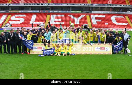 Oakwell, Barnsley, Angleterre - 8 mai 2021 Norwich City Célébrez après avoir remporté le championnat après le match Barnsley v Norwich City, Sky Bet EFL Championship 2020/21, à Oakwell, Barnsley, Angleterre - 8 mai 2021 crédit: Arthur Haigh/WhiteRosePhotos/Alay Live News Oakwell, Barnsley, Angleterre - 8 mai 2021 pendant le jeu Barnsley v Norwich City, Sky Bet EFL Championship 2020/21, à Oakwell, Barnsley, Angleterre - 8 mai 2021 crédit: Arthur Haigh/WhiteRosePhotos/Alay Live News Banque D'Images