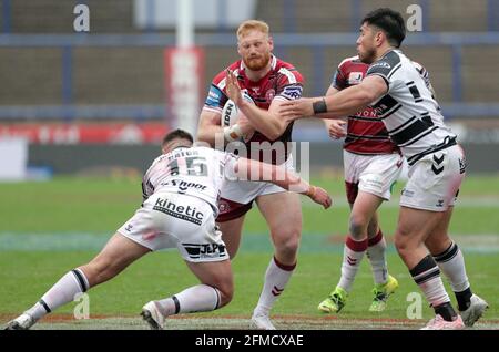 Joe Bullock (au centre) de Wigan Warriors, affronté par Joe Cator (à gauche) du FC Hull lors du quart de finale de la coupe du défi de Betfred au stade Emerald Headingley, à Leeds. Date de la photo: Samedi 8 mai 2021. Banque D'Images