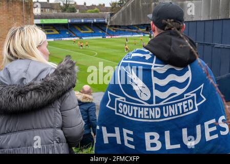 Roots Hall, Southend on Sea, Essex, Royaume-Uni. 8th mai 2021. Une manifestation est en cours au club de football Southend United qui a été relégué de la deuxième Ligue au statut de non-ligue. Les fans accusent le président Ron Martin de se concentrer sur le développement de Roots Hall dans le logement et de se déplacer vers un nouveau stade proposé à Fossetts Farm, aux dépens de l'équipe. Les partisans craignent que Roots Hall ne puisse être développé sans aucune garantie d'une nouvelle maison, ce qui risque l'avenir. Les visiteurs du comté de Newport se disputent un lieu de jeu. Les fans trouvent un point de vue pour regarder le match pendant la COVID 19. Vue vers West Stand Banque D'Images