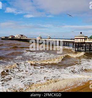 Mer agitée à North Pier Blackpool Banque D'Images