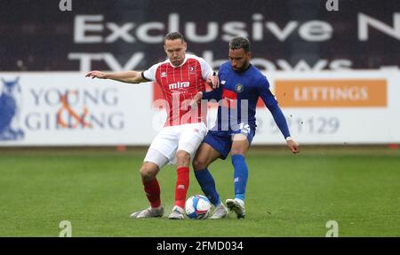 Chris Hussey de Cheltenham Town (à gauche) et Brendan Kiernan de Harrogate Town (à droite) se battent pour le ballon lors du match Sky Bet League Two au stade Jonny-Rocks, Cheltenham. Date de la photo: Samedi 8 mai 2021. Banque D'Images