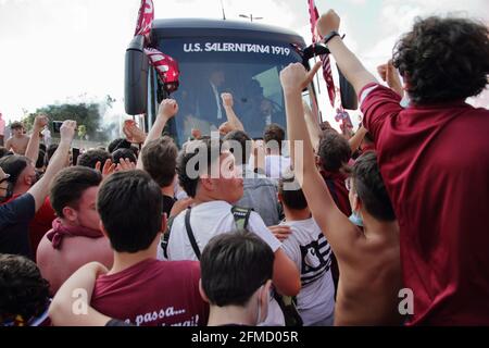 Le Salernitana après le match à la maison contre l'équipe d'Empoli, déjà promu en Serie A, est un pas loin de couronner le rêve de revenir après vingt-trois ans dans la série supérieure de football italien, Serie A. encore 90 minutes , seulement un tirage , Dans le dernier match du championnat de la série B, contre Pescara pour permettre à l'équipe de gagner mathématiquement la promotion dans la catégorie supérieure. Un grand groupe de fans, a attendu à l'extérieur du stade , l'entraîneur de l'équipe pour célébrer et les encourager à se battre jusqu'à la fin de cette étape sportive convoitée. Résultat final Salernitana vs Empoli 2 - 0. Dû à Banque D'Images