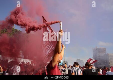 Le Salernitana après le match à la maison contre l'équipe d'Empoli, déjà promu en Serie A, est un pas loin de couronner le rêve de revenir après vingt-trois ans dans la série supérieure de football italien, Serie A. encore 90 minutes , seulement un tirage , Dans le dernier match du championnat de la série B, contre Pescara pour permettre à l'équipe de gagner mathématiquement la promotion dans la catégorie supérieure. Un grand groupe de fans, a attendu à l'extérieur du stade , l'entraîneur de l'équipe pour célébrer et les encourager à se battre jusqu'à la fin de cette étape sportive convoitée. Résultat final Salernitana vs Empoli 2 - 0. Dû à Banque D'Images