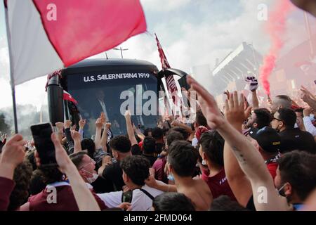 Le Salernitana après le match à la maison contre l'équipe d'Empoli, déjà promu en Serie A, est un pas loin de couronner le rêve de revenir après vingt-trois ans dans la série supérieure de football italien, Serie A. encore 90 minutes , seulement un tirage , Dans le dernier match du championnat de la série B, contre Pescara pour permettre à l'équipe de gagner mathématiquement la promotion dans la catégorie supérieure. Un grand groupe de fans, a attendu à l'extérieur du stade , l'entraîneur de l'équipe pour célébrer et les encourager à se battre jusqu'à la fin de cette étape sportive convoitée. Résultat final Salernitana vs Empoli 2 - 0. Dû à Banque D'Images