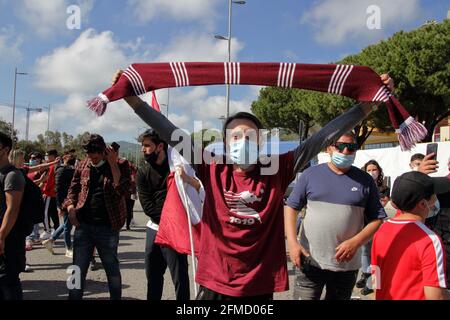 Le Salernitana après le match à la maison contre l'équipe d'Empoli, déjà promu en Serie A, est un pas loin de couronner le rêve de revenir après vingt-trois ans dans la série supérieure de football italien, Serie A. encore 90 minutes , seulement un tirage , Dans le dernier match du championnat de la série B, contre Pescara pour permettre à l'équipe de gagner mathématiquement la promotion dans la catégorie supérieure. Un grand groupe de fans, a attendu à l'extérieur du stade , l'entraîneur de l'équipe pour célébrer et les encourager à se battre jusqu'à la fin de cette étape sportive convoitée. Résultat final Salernitana vs Empoli 2 - 0. Dû à Banque D'Images