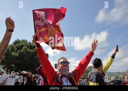 Le Salernitana après le match à la maison contre l'équipe d'Empoli, déjà promu en Serie A, est un pas loin de couronner le rêve de revenir après vingt-trois ans dans la série supérieure de football italien, Serie A. encore 90 minutes , seulement un tirage , Dans le dernier match du championnat de la série B, contre Pescara pour permettre à l'équipe de gagner mathématiquement la promotion dans la catégorie supérieure. Un grand groupe de fans, a attendu à l'extérieur du stade , l'entraîneur de l'équipe pour célébrer et les encourager à se battre jusqu'à la fin de cette étape sportive convoitée. Résultat final Salernitana vs Empoli 2 - 0. Dû à Banque D'Images