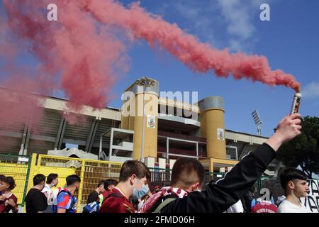 Le Salernitana après le match à la maison contre l'équipe d'Empoli, déjà promu en Serie A, est un pas loin de couronner le rêve de revenir après vingt-trois ans dans la série supérieure de football italien, Serie A. encore 90 minutes , seulement un tirage , Dans le dernier match du championnat de la série B, contre Pescara pour permettre à l'équipe de gagner mathématiquement la promotion dans la catégorie supérieure. Un grand groupe de fans, a attendu à l'extérieur du stade , l'entraîneur de l'équipe pour célébrer et les encourager à se battre jusqu'à la fin de cette étape sportive convoitée. Résultat final Salernitana vs Empoli 2 - 0. Dû à Banque D'Images