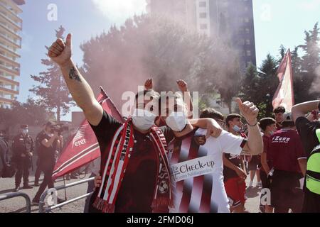 Le Salernitana après le match à la maison contre l'équipe d'Empoli, déjà promu en Serie A, est un pas loin de couronner le rêve de revenir après vingt-trois ans dans la série supérieure de football italien, Serie A. encore 90 minutes , seulement un tirage , Dans le dernier match du championnat de la série B, contre Pescara pour permettre à l'équipe de gagner mathématiquement la promotion dans la catégorie supérieure. Un grand groupe de fans, a attendu à l'extérieur du stade , l'entraîneur de l'équipe pour célébrer et les encourager à se battre jusqu'à la fin de cette étape sportive convoitée. Résultat final Salernitana vs Empoli 2 - 0. Dû à Banque D'Images