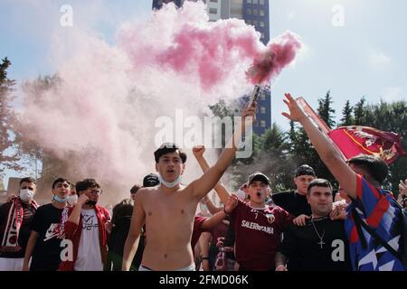 Le Salernitana après le match à la maison contre l'équipe d'Empoli, déjà promu en Serie A, est un pas loin de couronner le rêve de revenir après vingt-trois ans dans la série supérieure de football italien, Serie A. encore 90 minutes , seulement un tirage , Dans le dernier match du championnat de la série B, contre Pescara pour permettre à l'équipe de gagner mathématiquement la promotion dans la catégorie supérieure. Un grand groupe de fans, a attendu à l'extérieur du stade , l'entraîneur de l'équipe pour célébrer et les encourager à se battre jusqu'à la fin de cette étape sportive convoitée. Résultat final Salernitana vs Empoli 2 - 0. Dû à Banque D'Images