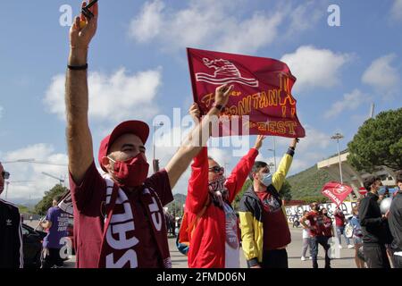 Le Salernitana après le match à la maison contre l'équipe d'Empoli, déjà promu en Serie A, est un pas loin de couronner le rêve de revenir après vingt-trois ans dans la série supérieure de football italien, Serie A. encore 90 minutes , seulement un tirage , Dans le dernier match du championnat de la série B, contre Pescara pour permettre à l'équipe de gagner mathématiquement la promotion dans la catégorie supérieure. Un grand groupe de fans, a attendu à l'extérieur du stade , l'entraîneur de l'équipe pour célébrer et les encourager à se battre jusqu'à la fin de cette étape sportive convoitée. Résultat final Salernitana vs Empoli 2 - 0. Dû à Banque D'Images