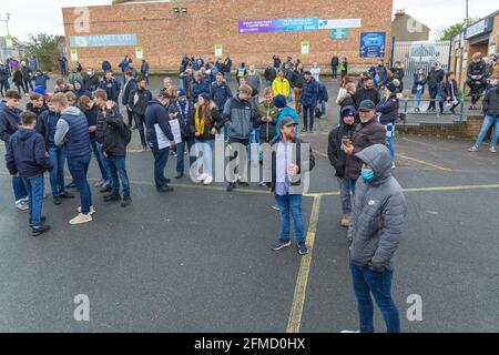 Roots Hall, Southend-on-Sea, Royaume-Uni. 8 mai 2021. Les supporters de football se rassemblent devant le Roots Hall Stadium à Southend-on-Sea pour protester contre la propriété du club sous Ron Martin et les décisions de la direction. Les manifestants arborent des banderoles et chantent des slogans en signe de solidarité et de frustration civique. Penelope Barritt/Alamy Live News Banque D'Images