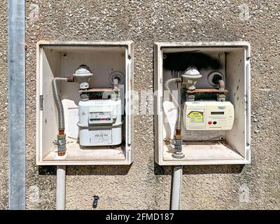 Deux mètres de diahragm à gaz sur le mur extérieur du bâtiment Banque D'Images