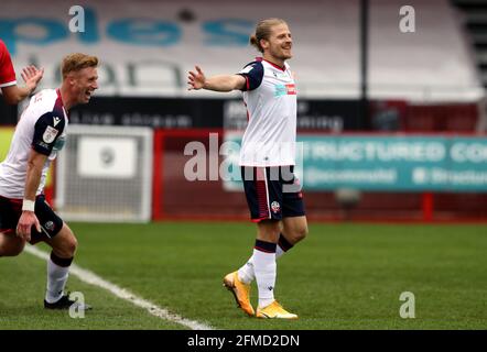 Lloyd Isgrove de Bolton Wanderers célèbre le quatrième but du match de sa partie lors du match Sky Bet League Two au People's Pension Stadium, Crawley. Date de la photo: Samedi 8 mai 2021. Banque D'Images