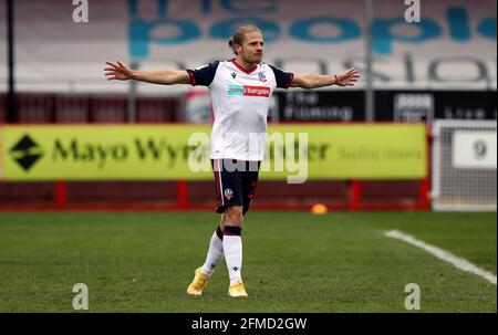 Lloyd Isgrove de Bolton Wanderers célèbre le quatrième but du match de sa partie lors du match Sky Bet League Two au People's Pension Stadium, Crawley. Date de la photo: Samedi 8 mai 2021. Banque D'Images