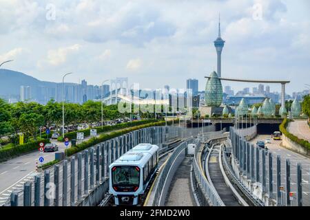 Macao - 2 avril 2021 : ligne Taipa du réseau de transport léger et rapide de Macao (MLRT). Le système de train léger relie les zones de Taipa et de Cotai Banque D'Images