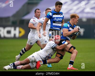 Bath Rugby's Miles Reid (à droite) affronté par la Siale Piutau (à gauche) de Bristol Bears lors du match Gallagher Premiership au terrain de loisirs de Bath. Date de la photo: Samedi 8 mai 2021. Banque D'Images