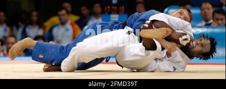 JEUX OLYMPIQUES À ATHÈNES 2004. 18/8/2004 JUDO HOMMES -90KG WINSTON GORDON (F) V MARK HUIZINGA (NED) PHOTO DAVID ASHDOWN. JEUX OLYMPIQUES ATHÈNES 2004 Banque D'Images