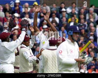 5ÈME ÉPREUVE 2ÈME JOUR ANGLETERRE V ANTILLES À OVALE 1/9/00. THORPE À WALSH. PHOTO DAVID ASHDOWN. CRICKET Banque D'Images