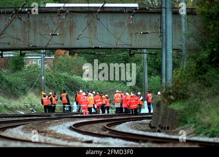 DES ENQUÊTEURS SUR LA PISTE DE L'ACCIDENT DE TRAIN D'HIER, JUSTE À L'EXTÉRIEUR DE HATFIELD. 18.10.00 PHOTO : JOHN VOOS Banque D'Images