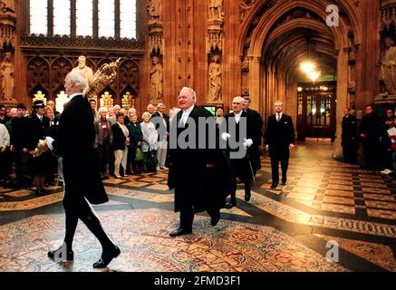 MICHAEL MARTIN, LE 2000 OCTOBRE, NOUVEAU PRÉSIDENT DE LA CHAMBRE DES COMMUNES, PASSE PAR LE LOBBY CENTRAL POUR PRÉSIDER SA PREMIÈRE SÉANCE DE LA CHAMBRE À TITRE DE PRÉSIDENT. Banque D'Images