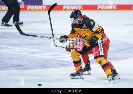 Nuremberg, Allemagne. 08 mai 2021. Hockey sur glace: Match international, Allemagne - Bélarus à l'Arena Nrnberger Versicherung. Simon Sezemsky (l) d'Allemagne joue contre Igor Martynov de Biélorussie, dont le bâton est cassé. Credit: Timm Schamberger/dpa/Alay Live News Banque D'Images